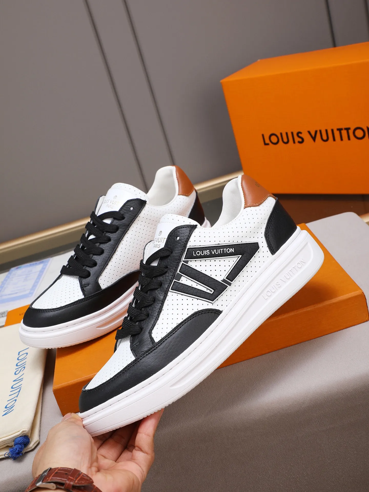 PP420 main model 👍👍👍2025 new LOUIS VUITTON [Luden Yiwei]——LV upper [Lv]🇮🇹Imported first-layer cowhide embossed🇩🇪Inside imported sheepskin lining ➕Non-slip and wear-resistant outsole. Every man's identity is reflected in his elegant and stable upper shoes🚶🏻🚶🏻📯 No matter the wind or rain, the shoe last remains unchanged and can stand the test of time🔍️. ——Code number: 38-44 (45 can be customized)